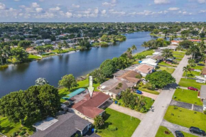 Private Lakefront Home in Miami/Pembroke